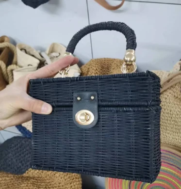 Czarna torba na ramię z naturalnego rattanu