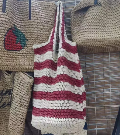 Torba na zakupy ze słomy papierowej robionej na szydełku w czerwone paski