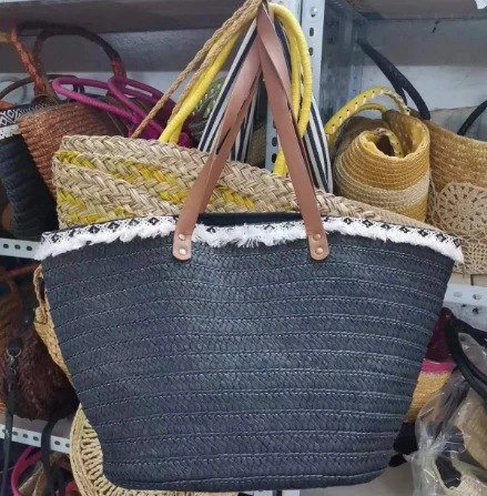 Czarna papierowa torba plażowa z koronką
