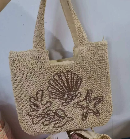 Papierowa szydełkowa torba na ramię z haftowanym wzorem