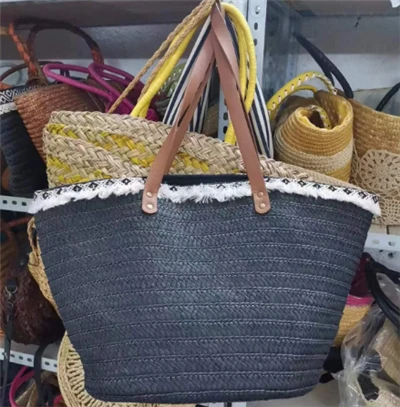 Czarna papierowa torba plażowa z koronką